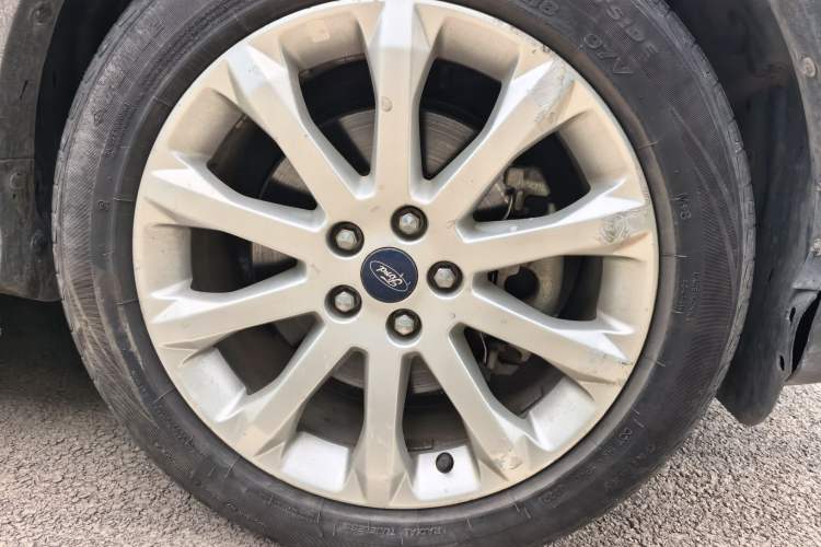 Used Ford Kuga 2015 2.0L GTDi Four-Wheel Drive Prestige Model Right Front Wheel Hub
