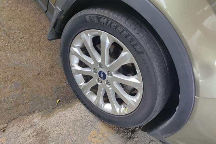 Used Ford Kuga 2015 2.0L GTDi Four-Wheel Drive Elite Model Right Front Wheel Hub