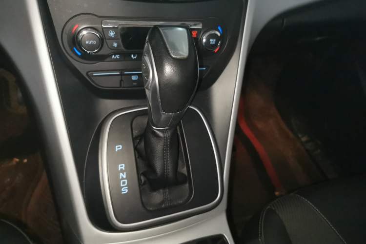Used Ford Kuga 2016 ZhiXing Limited Edition 1.5L GTDi Two-Wheel Drive Fashion Model Gear Lever