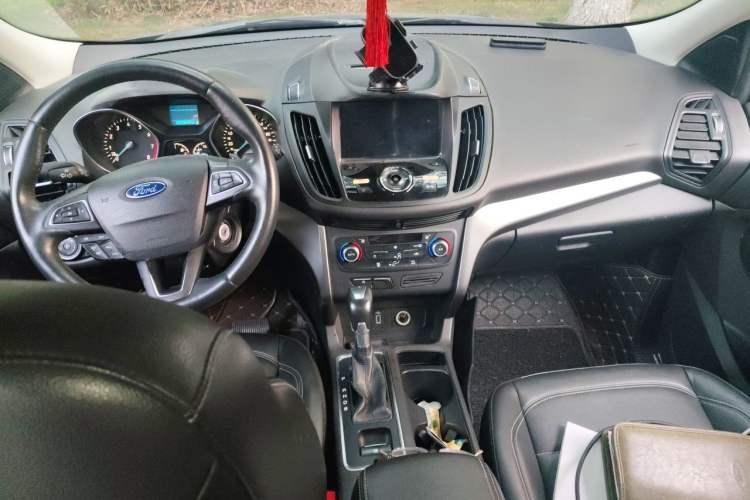 Used Ford Kuga 2017 EcoBoost 180 Two-Wheel-Drive Platinum Edition Center Console