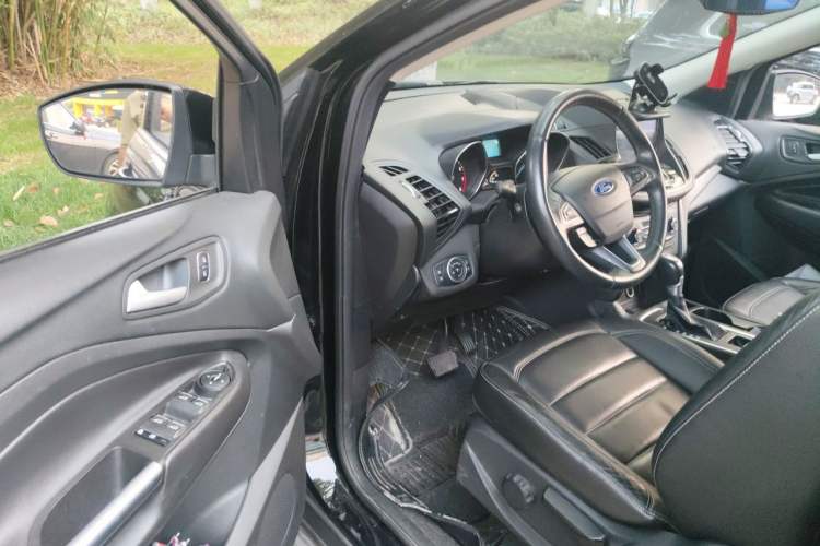 Used Ford Kuga 2017 EcoBoost 180 Two-Wheel-Drive Platinum Edition Driver Seat
