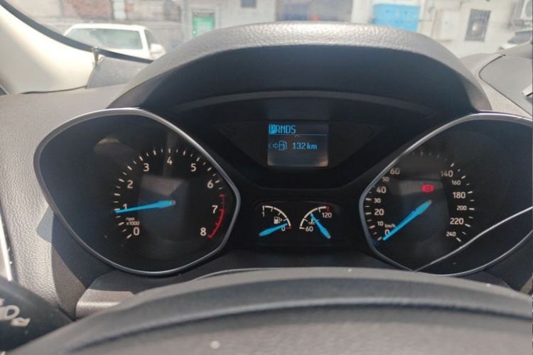 Used Ford Kuga 2017 EcoBoost 180 Two-Wheel-Drive Elite Trim Interior 3