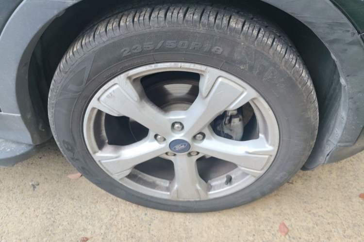 Used Ford Kuga 2017 EcoBoost 180 Two-Wheel-Drive Platinum Edition Right Front Wheel Hub