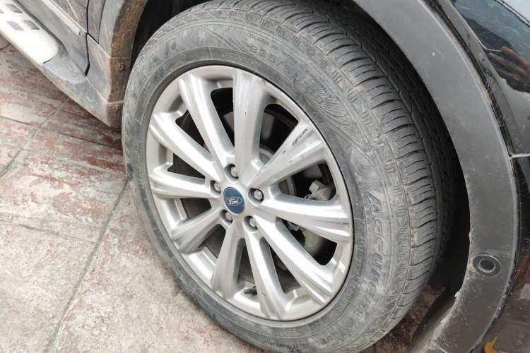Used Ford Kuga 2017 EcoBoost 245 Four-Wheel Drive Titanium Edition Right Front Wheel Hub