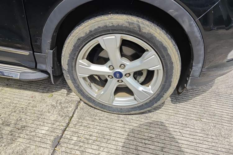Used Ford Kuga 2017 EcoBoost 180 Two-Wheel-Drive Tiger Leap Model Right Front Wheel Hub
