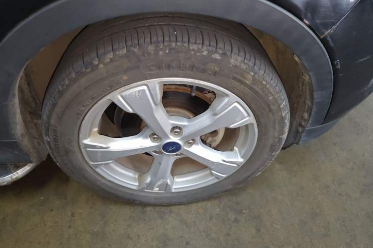 Used Ford Kuga 2017 EcoBoost 180 Two-Wheel-Drive Tiger Leap Model Right Front Wheel Hub
