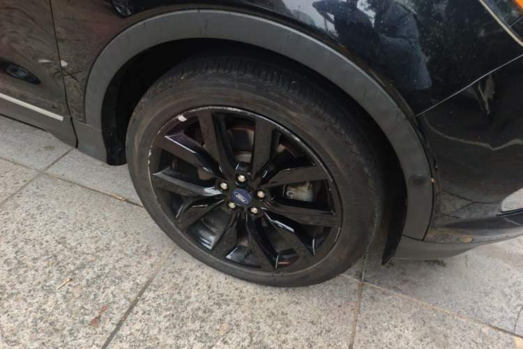 Used Ford Kuga 2017 EcoBoost 245 Four-Wheel-Drive Sport Model Right Front Wheel Hub