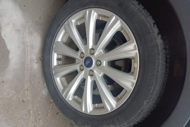 Used Ford Kuga 2017 EcoBoost 180 Two-Wheel-Drive Luxury Wing Edition Right Front Wheel Hub