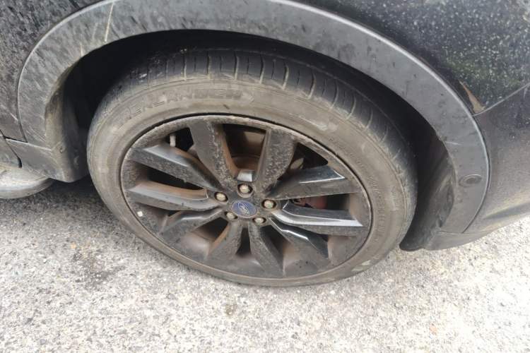Used Ford Kuga 2017 EcoBoost 245 Four-Wheel-Drive Sport Model Right Front Wheel Hub