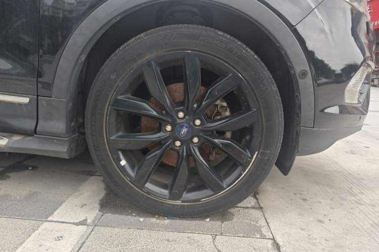 Used Ford Kuga 2017 EcoBoost 245 Four-Wheel-Drive Sport Model Right Front Wheel Hub