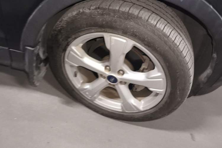 Used Ford Kuga 2017 EcoBoost 180 Two-Wheel-Drive Tiger Leap Model Right Front Wheel Hub