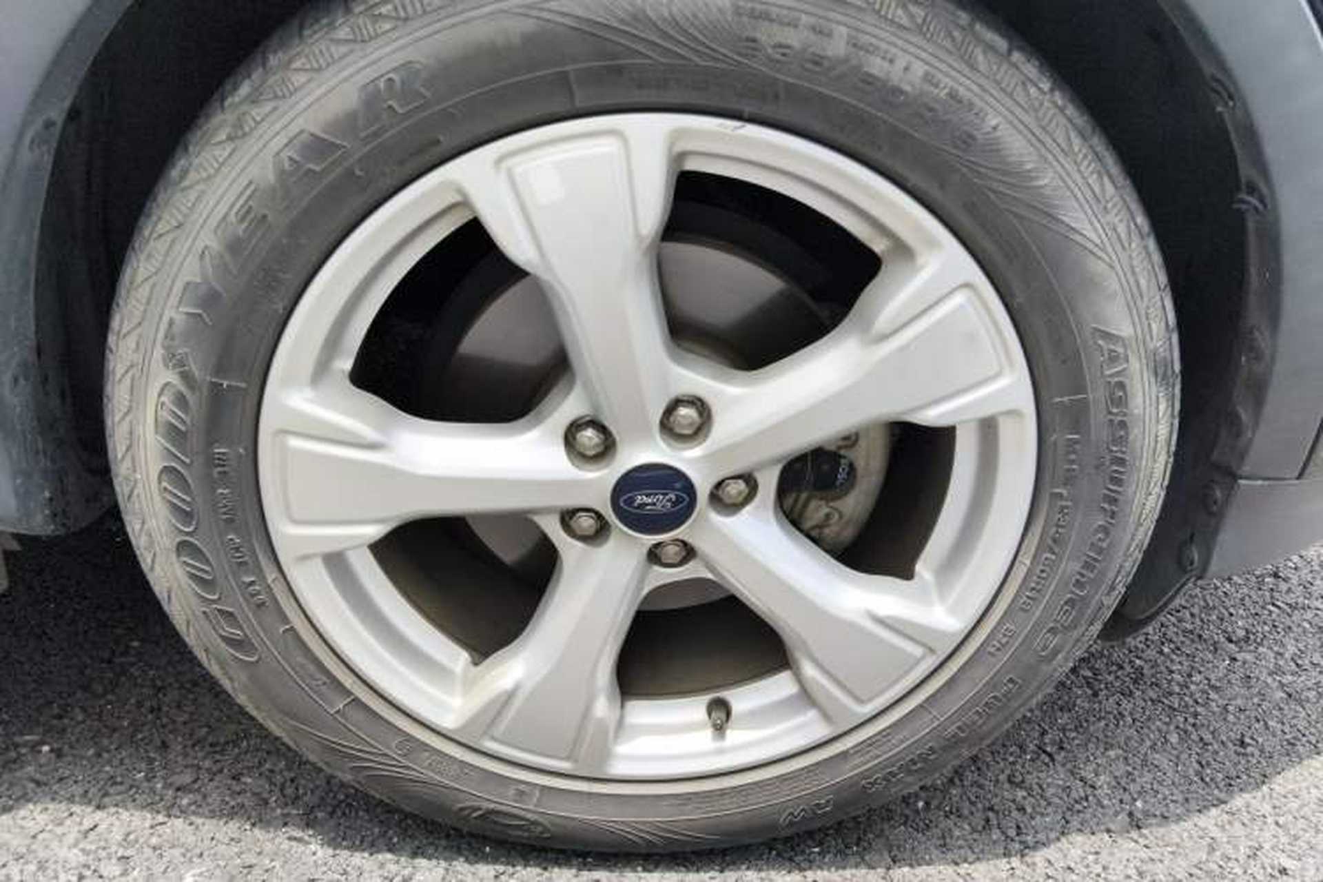 Used Ford Kuga 2017 EcoBoost 180 Two-Wheel-Drive Tiger Leap Model Right Front Wheel Hub