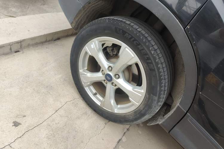 Used Ford Kuga 2017 EcoBoost 180 Two-Wheel-Drive Tiger Leap Model Right Rear Wheel Hub