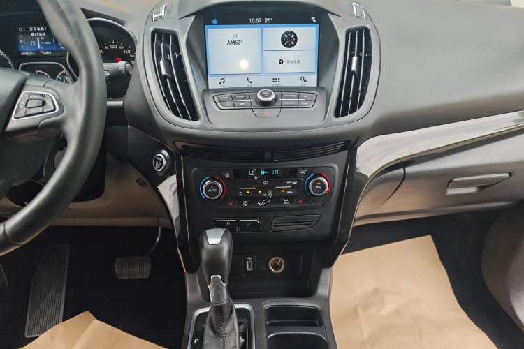 Used Ford Kuga 2017 EcoBoost 180 Two-Wheel-Drive Luxury Wing Edition Audio And AC Panel