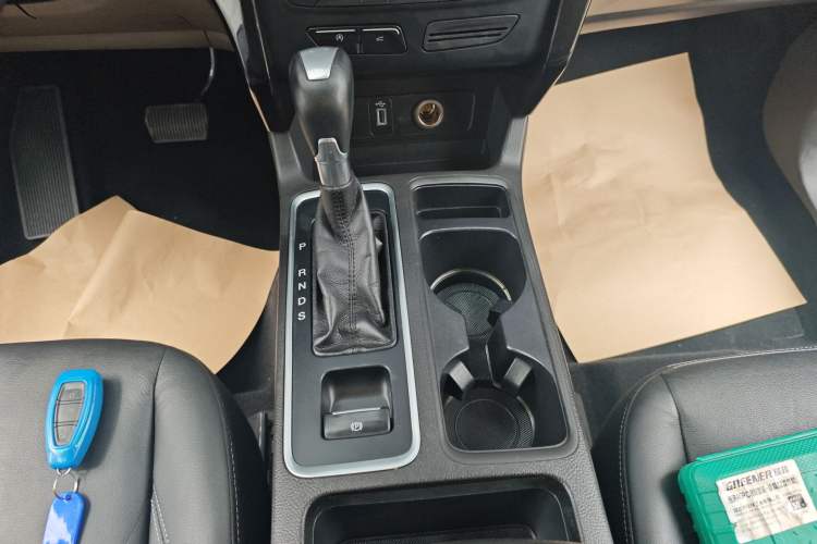 Used Ford Kuga 2017 EcoBoost 180 Two-Wheel-Drive Luxury Wing Edition Gear Lever