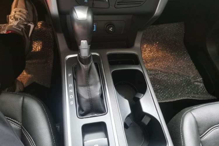 Used Ford Kuga 2017 EcoBoost 180 Two-Wheel-Drive Platinum Edition Gear Lever