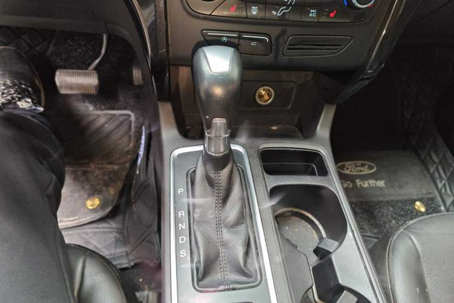 Used Ford Kuga 2017 EcoBoost 180 Two-Wheel-Drive Luxury Wing Edition Gear Lever