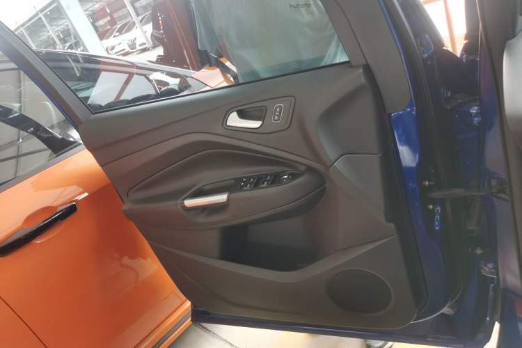 Used Ford Kuga 2017 EcoBoost 180 Two-Wheel-Drive Platinum Edition Interior 7