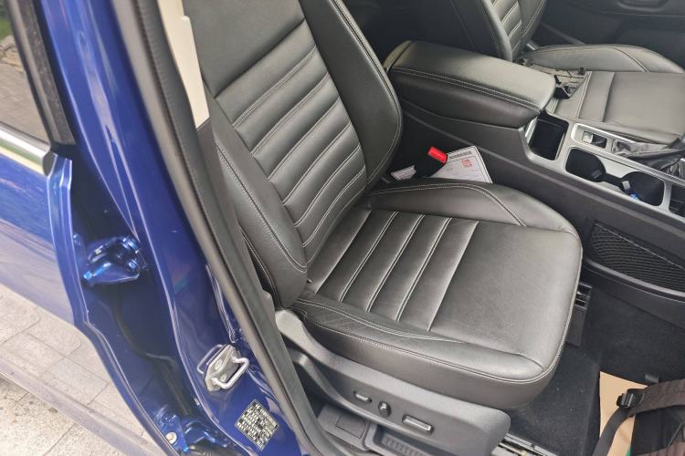 Used Ford Kuga 2017 EcoBoost 180 Two-Wheel-Drive Luxury Wing Edition Right Front Seat