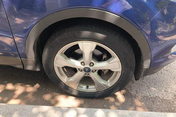 Used Ford Kuga 2017 EcoBoost 180 Two-Wheel-Drive Platinum Edition Right Front Wheel Hub