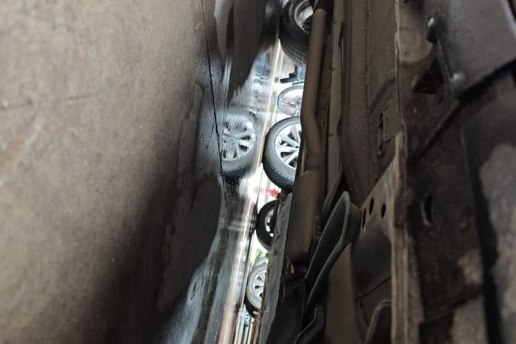 Used Ford Kuga 2017 EcoBoost 180 Two-Wheel-Drive Tiger Leap Model Chassis Front Right