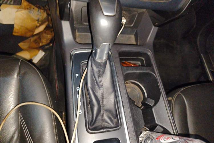 Used Ford Kuga 2017 EcoBoost 180 Two-Wheel-Drive Luxury Wing Edition Gear Lever