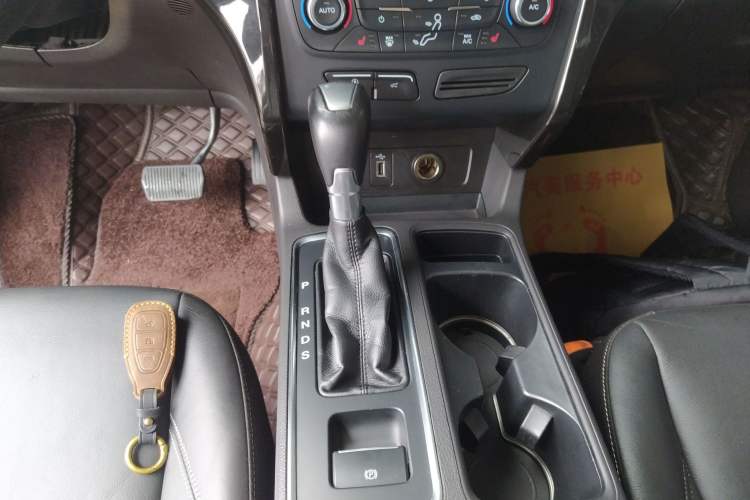 Used Ford Kuga 2017 EcoBoost 180 Two-Wheel-Drive Luxury Wing Edition Gear Lever
