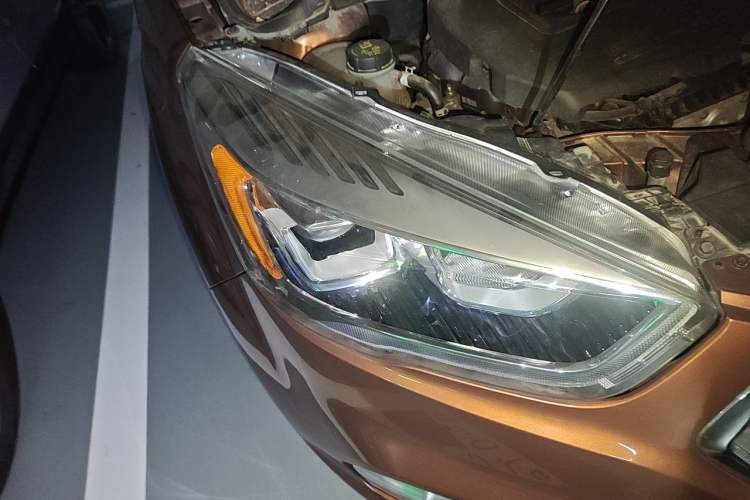 Used Ford Kuga 2017 EcoBoost 180 Two-Wheel-Drive Luxury Wing Edition Right Front Headlight
