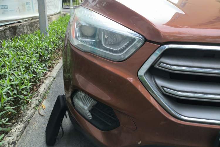 Used Ford Kuga 2017 EcoBoost 180 Two-Wheel-Drive Tiger Leap Model Right Front Headlight