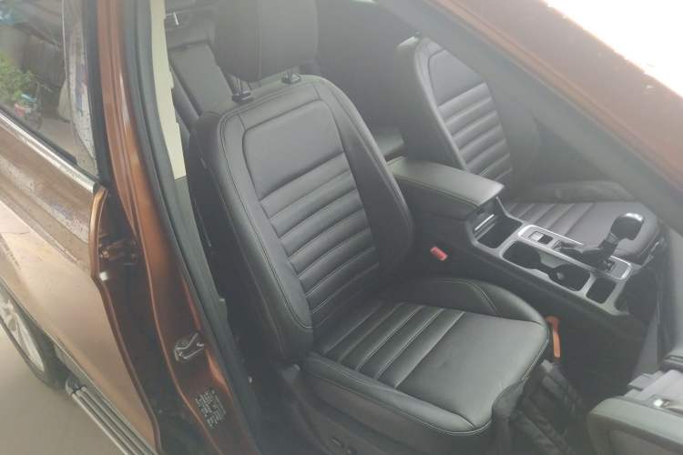 Used Ford Kuga 2017 EcoBoost 180 Two-Wheel-Drive Luxury Wing Edition Right Front Seat