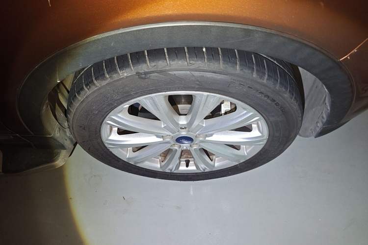 Used Ford Kuga 2017 EcoBoost 180 Two-Wheel-Drive Luxury Wing Edition Right Front Wheel Hub