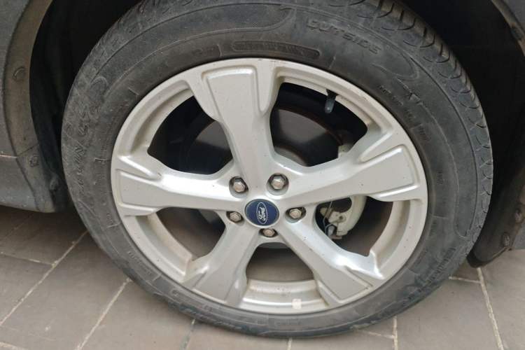 Used Ford Kuga 2017 EcoBoost 180 Two-Wheel-Drive Tiger Leap Model Right Front Wheel Hub