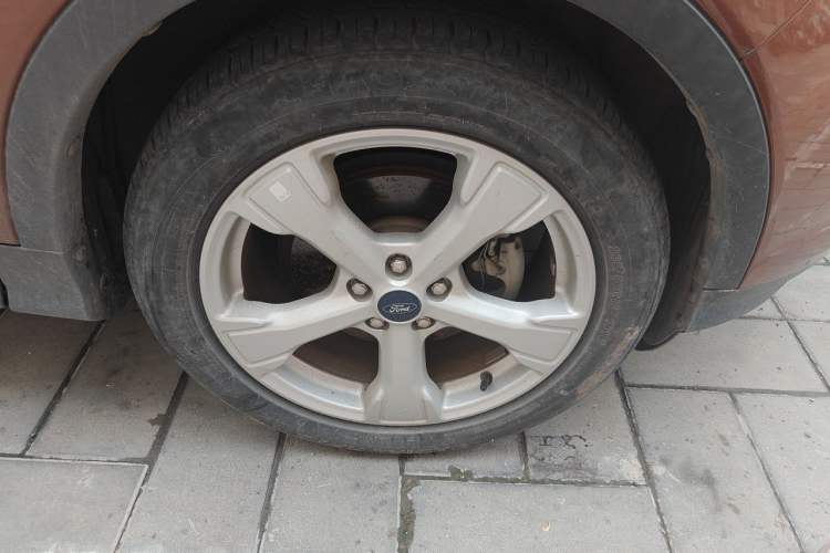 Used Ford Kuga 2017 EcoBoost 180 Two-Wheel-Drive Tiger Leap Model Right Front Wheel Hub