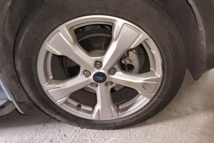 Used Ford Kuga 2017 EcoBoost 180 Two-Wheel-Drive Platinum Edition Right Front Wheel Hub