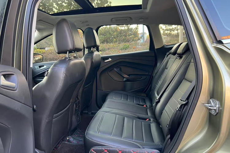 Used Ford Kuga 2017 EcoBoost 180 Two-Wheel-Drive Platinum Edition Interior 5