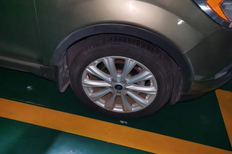 Used Ford Kuga 2017 EcoBoost 180 Two-Wheel-Drive Luxury Wing Edition Right Front Wheel Hub