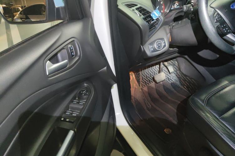 Used Ford Kuga 2017 EcoBoost 180 Two-Wheel-Drive Tiger Leap Model Driver Seat