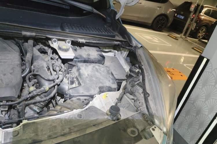 Used Ford Kuga 2017 EcoBoost 180 Two-Wheel-Drive Tiger Leap Model Engine Bay Left