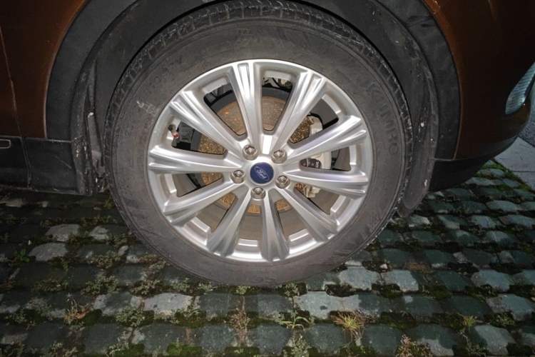 Used Ford Kuga 2017 EcoBoost 180 Two-Wheel-Drive Luxury Wing Edition Right Front Wheel Hub