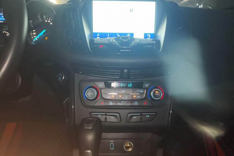 Used Ford Kuga 2017 EcoBoost 245 Four-Wheel-Drive Sport Model Audio And AC Panel