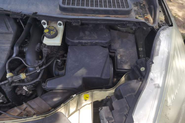 Used Ford Kuga 2017 EcoBoost 180 Two-Wheel-Drive Tiger Leap Model Engine Bay Left