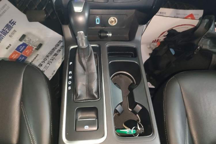 Used Ford Kuga 2017 EcoBoost 180 Two-Wheel-Drive Luxury Wing Edition Gear Lever