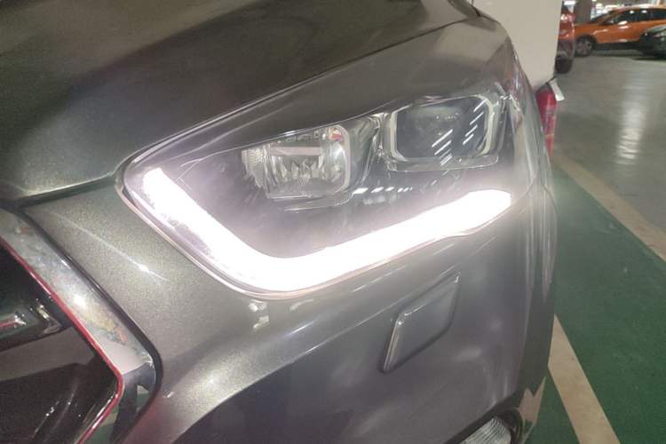 Used Ford Kuga 2017 EcoBoost 245 Four-Wheel-Drive Sport Model Left Front Headlight