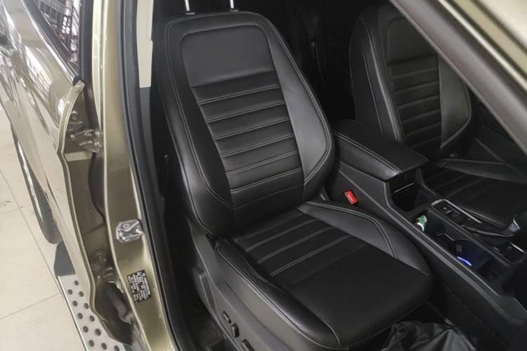 Used Ford Kuga 2017 EcoBoost 180 Two-Wheel-Drive Luxury Wing Edition Right Front Seat
