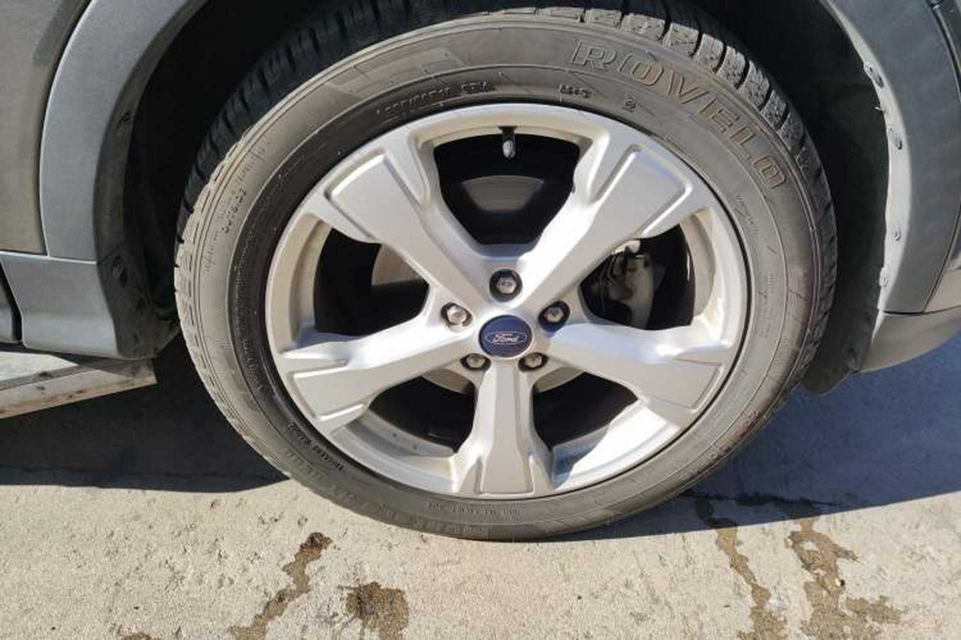 Used Ford Kuga 2017 EcoBoost 180 Two-Wheel-Drive Platinum Edition Right Front Wheel Hub