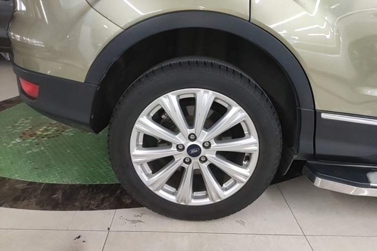 Used Ford Kuga 2017 EcoBoost 180 Two-Wheel-Drive Luxury Wing Edition Right Rear Wheel Hub