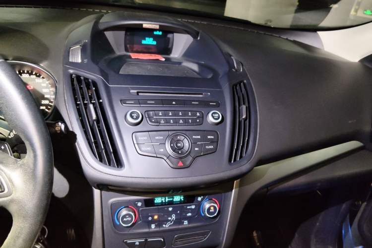 Used Ford Kuga 2017 EcoBoost 180 Two-Wheel-Drive Platinum Edition Audio And AC Panel