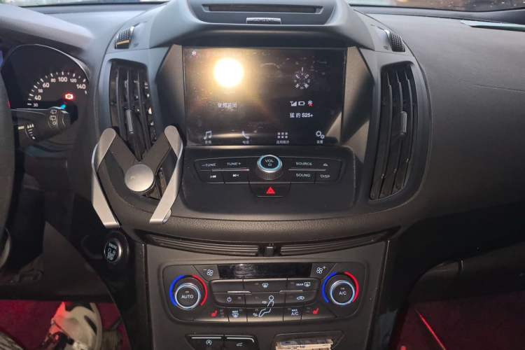 Used Ford Kuga 2017 EcoBoost 180 Two-Wheel-Drive Luxury Wing Edition Audio And AC Panel