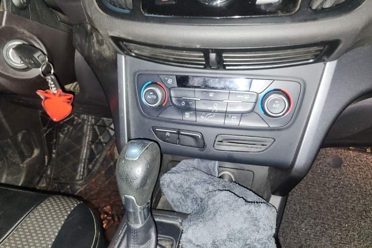 Used Ford Kuga 2017 EcoBoost 180 Two-Wheel-Drive Elite Trim Audio And AC Panel