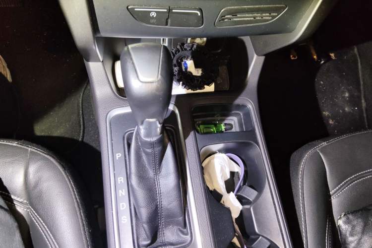 Used Ford Kuga 2017 EcoBoost 180 Two-Wheel-Drive Platinum Edition Gear Lever